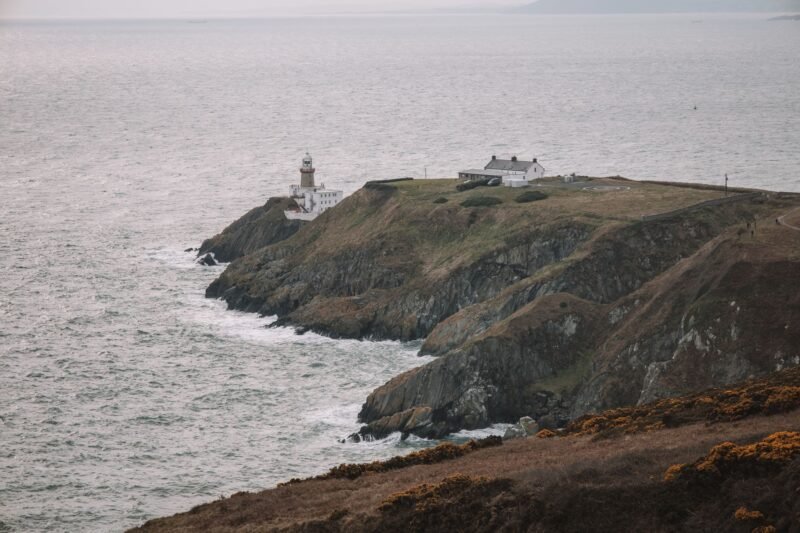 Le phare de Baily sur la pointe de Howth, au bout des falaises qui plongent dans la mer d'Irlande
