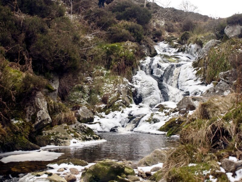 Un ruisseau aux rochers couverts de glace, dans la lande d'une colline près de Dublin