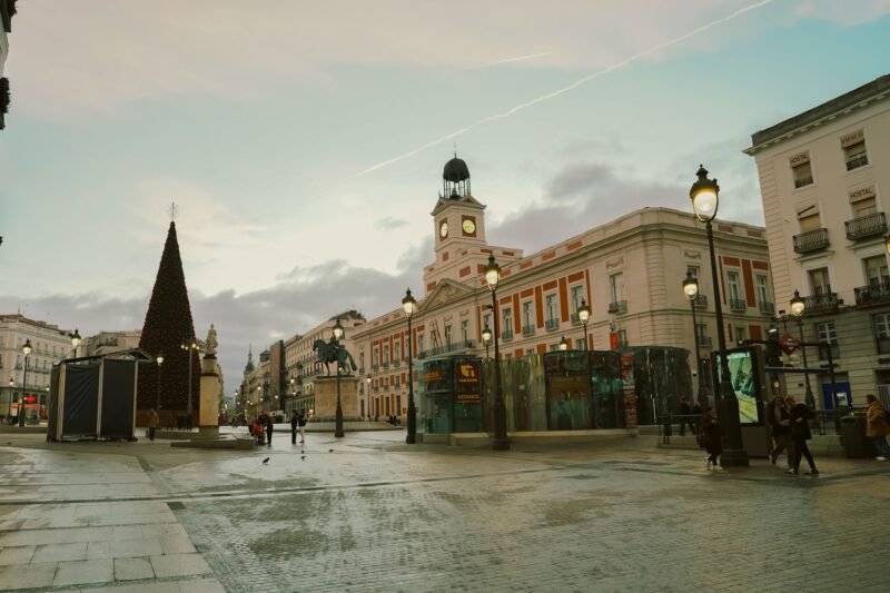 Grand sapin de Noël illuminé sur la Puerta del Sol à Madrid le soir