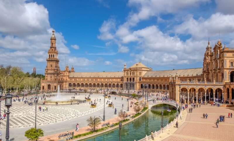 La place d'Espagne à Séville, son bâtiment en arc de cercle et son canal
