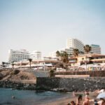 Plage ensoleillée de Tenerife avec des hôtels en arrière-plan
