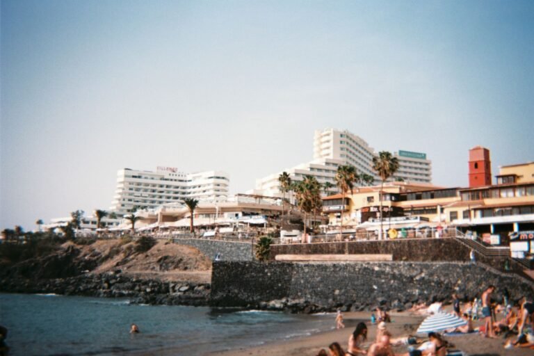 Plage ensoleillée de Tenerife avec des hôtels en arrière-plan
