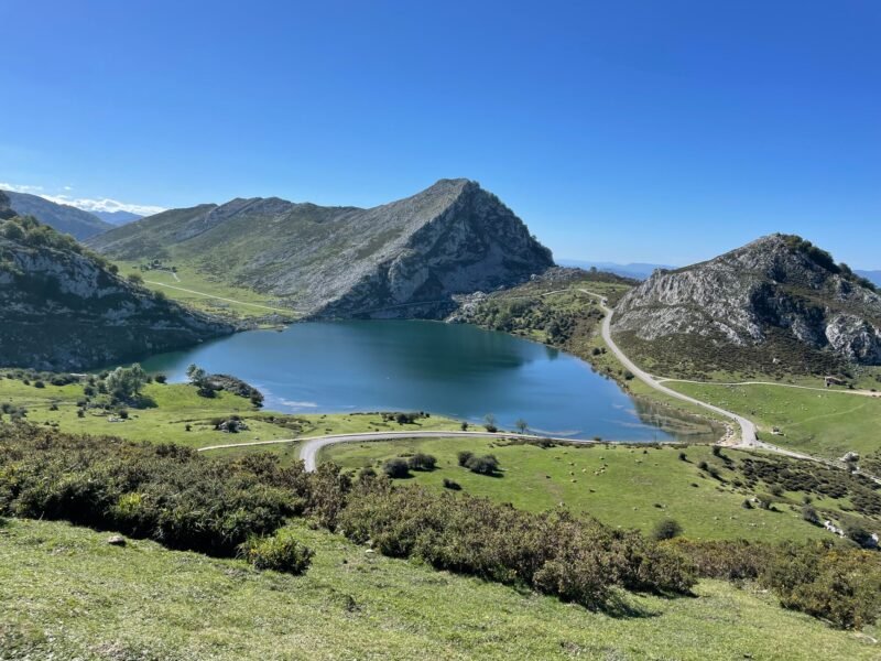 Le lac Enol entouré de prairies et de sommets rocheux, dans les Picos de Europa, dans les Asturies