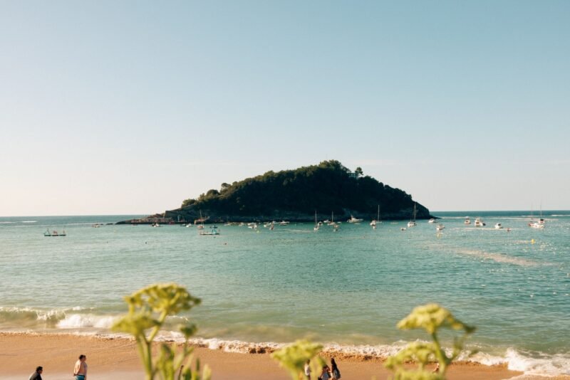 La plage de la Concha à Saint-Sébastien, face à l'île de Santa Clara, sous un ciel dégagé