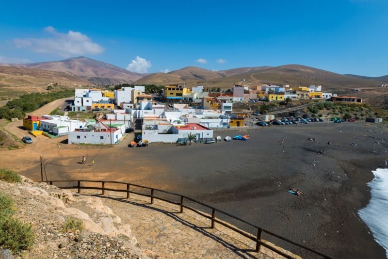 Village d'Ajuy entre les collines, au-dessus d'une plage de sable noir