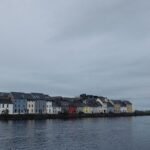 Maisons colorées alignées sur le quai de Galway, au bord de l'eau calme