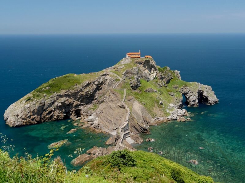 Vue aérienne de l'îlot de Gaztelugatxe, de son chemin de pierre et de l'ermitage au sommet