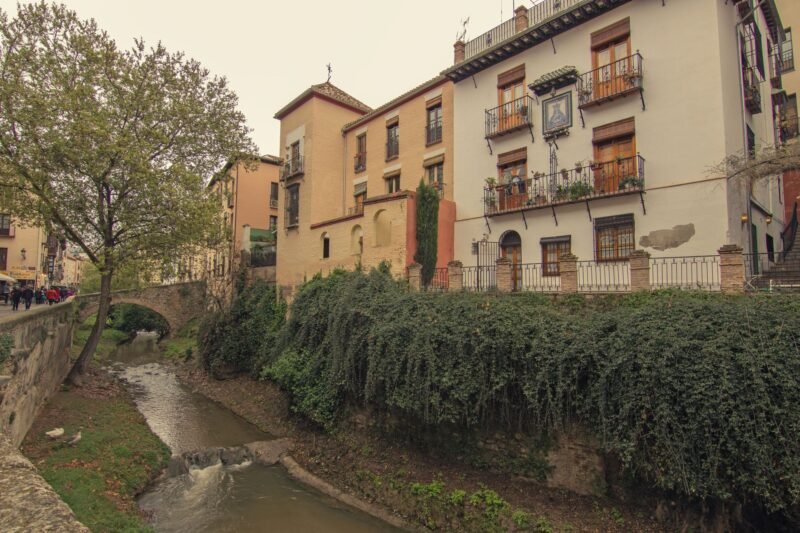 Des façades anciennes à balcons le long de la rivière Darro, au pied de l'Albaicín, à Grenade