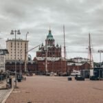 La cathédrale Uspenski en briques rouges vue depuis le vieux port d'Helsinki, entre les mâts des voiliers