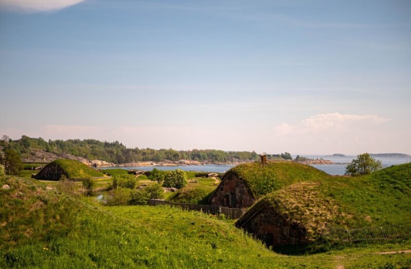 Les casemates couvertes d'herbe de la forteresse de Suomenlinna, au bord de la mer, près d'Helsinki