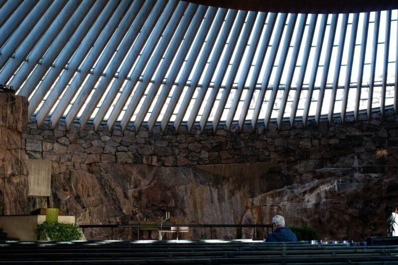 L'intérieur de l'église Temppeliaukio à Helsinki, avec ses murs de roche brute sous une coupole de cuivre et de verre