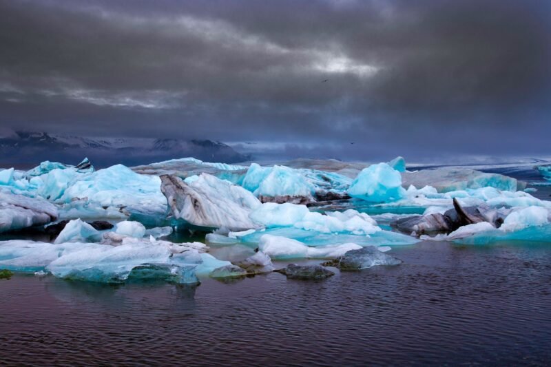Icebergs flottant sur la lagune glaciaire de Jökulsárlón sous un ciel nuageux