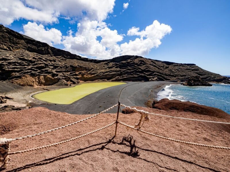 Lagune verte du Charco de los Clicos et plage de sable noir à El Golfo