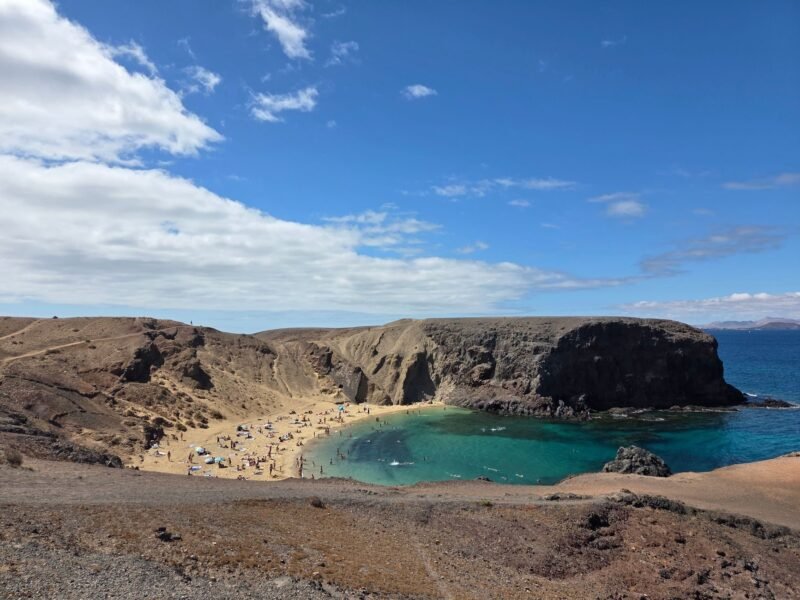 Vue aérienne d'une crique de Papagayo aux eaux turquoise entourée de falaises