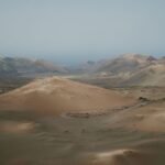 Paysage volcanique du parc national de Timanfaya à Lanzarote, cratères et coulées de lave
