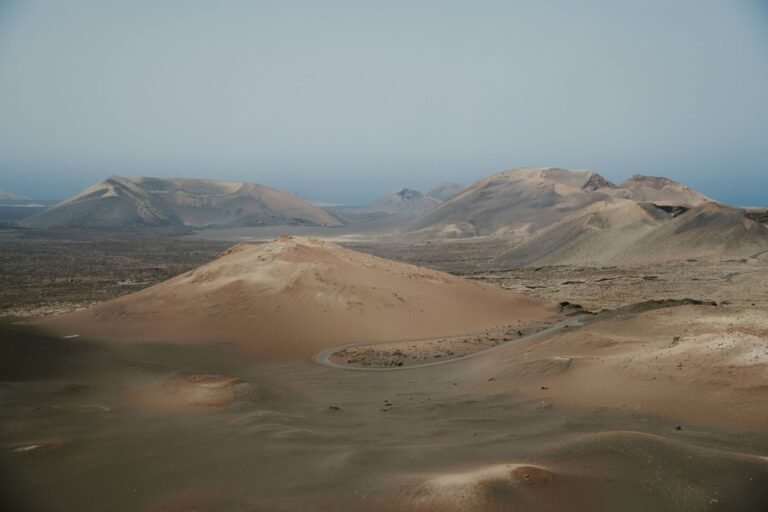 Paysage volcanique du parc national de Timanfaya à Lanzarote, cratères et coulées de lave