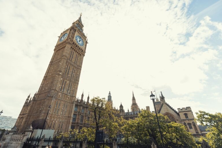 Big Ben et le palais de Westminster à Londres par une journée ensoleillée