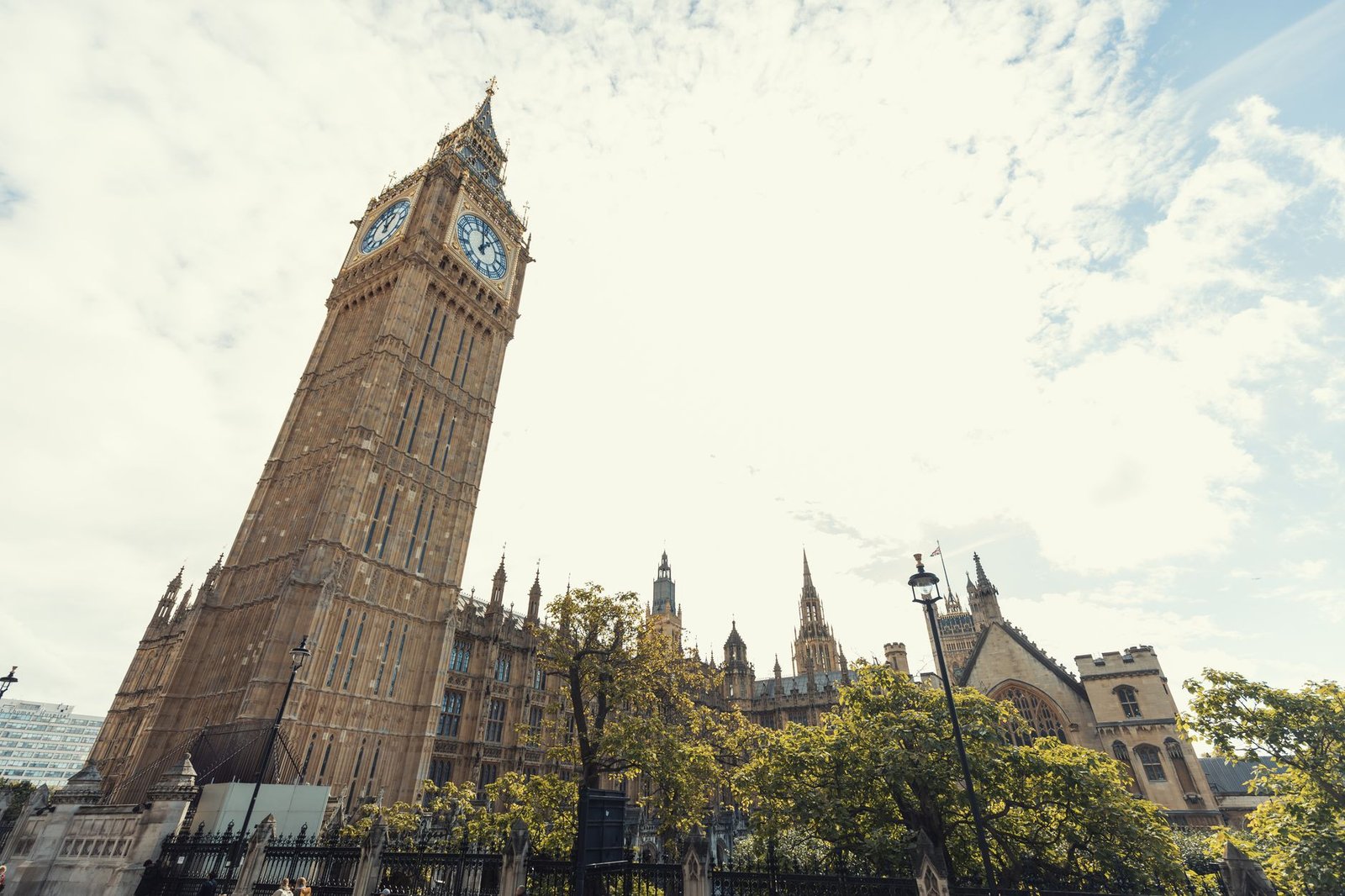 Big Ben et le palais de Westminster à Londres par une journée ensoleillée
