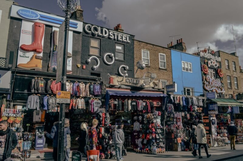 Rue animée de Camden Market à Londres avec ses façades décorées et ses boutiques