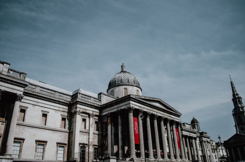 La façade à colonnes de la National Gallery sur Trafalgar Square à Londres, sous un ciel bleu