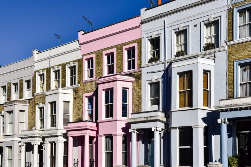 Maisons victoriennes aux façades colorées dans une rue de Notting Hill à Londres