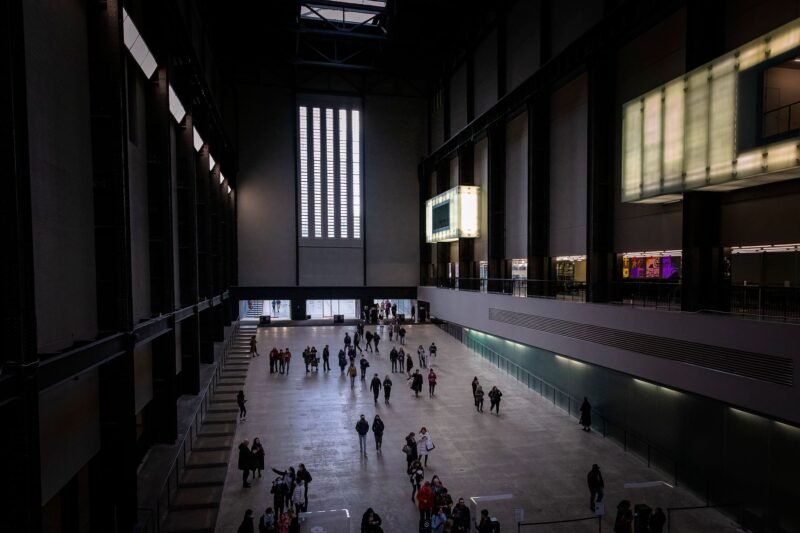 Visiteurs dans l'immense hall industriel de la Tate Modern à Londres