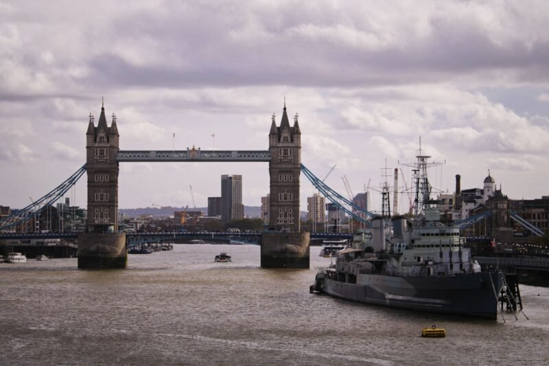 Tower Bridge au-dessus de la Tamise à Londres sous un ciel nuageux