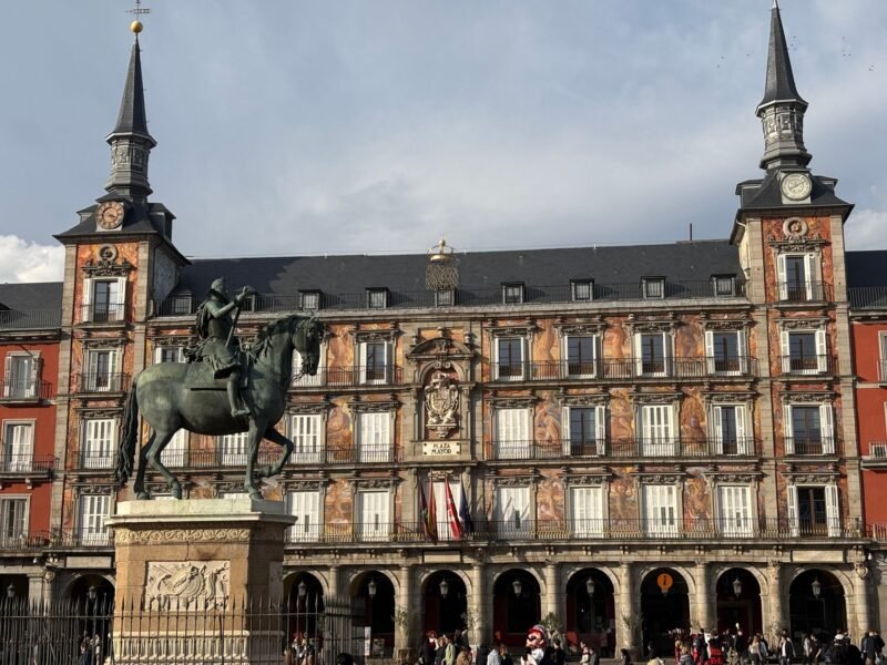 La Plaza Mayor de Madrid et sa statue équestre de Philippe III sous un ciel lumineux