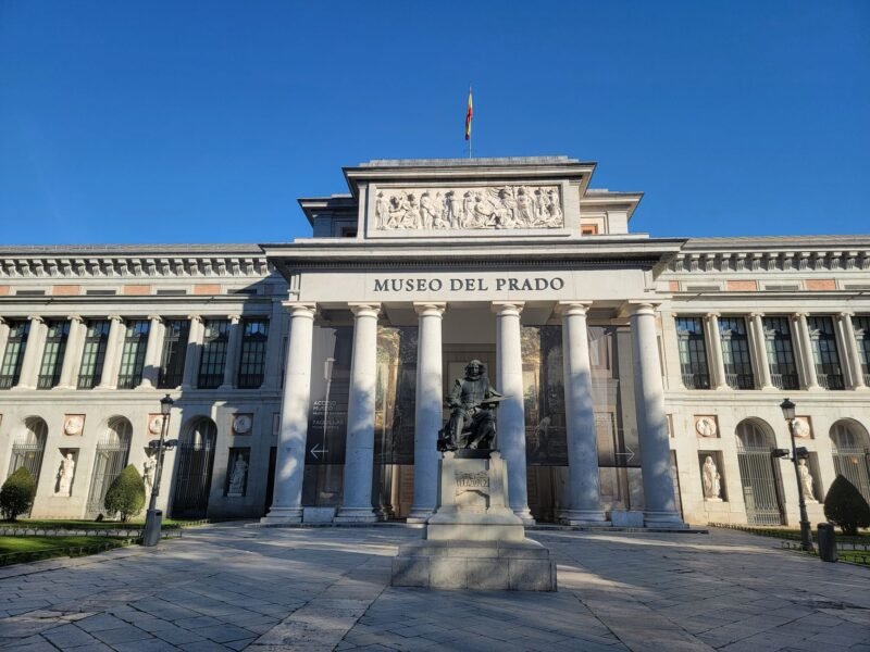 La façade néoclassique du musée du Prado à Madrid sous un ciel bleu