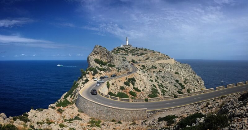 Le phare du cap de Formentor à Majorque et la route en lacets au-dessus de la mer bleue