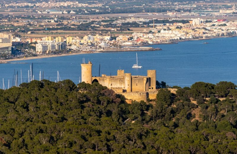 Le château circulaire de Bellver vu du ciel au-dessus du port et de la ville de Palma