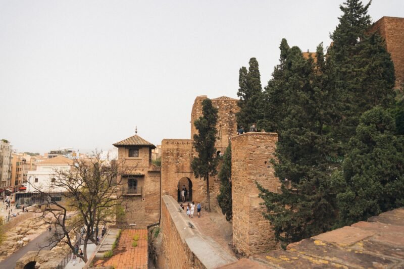 Remparts et tours de l'Alcazaba de Malaga entourés de verdure