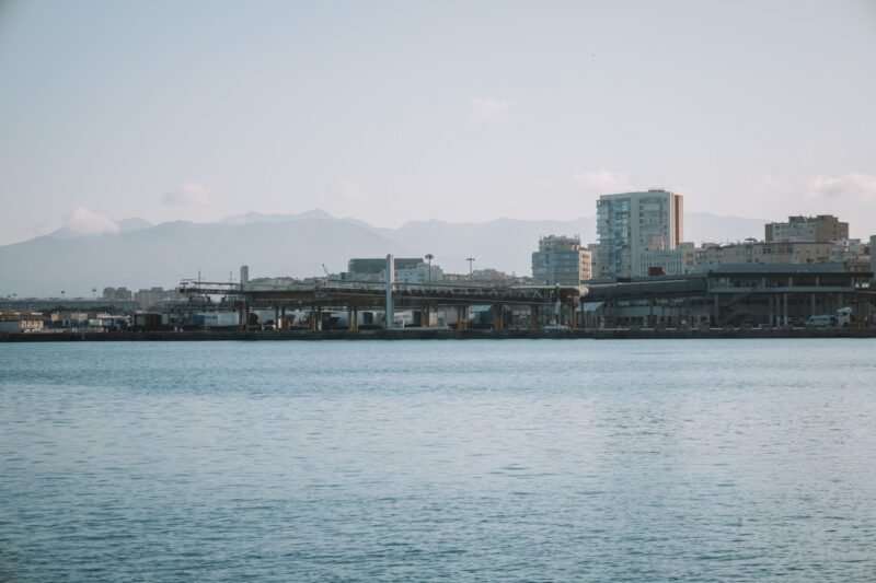 Port de plaisance de Malaga avec la ville et les montagnes en arrière-plan