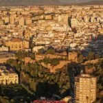 Vue aérienne de Malaga au coucher du soleil avec l'Alcazaba, la cathédrale et le port