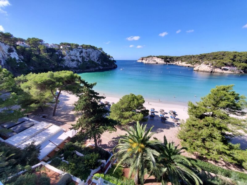 Vue aérienne de la baie de Cala Galdana à Minorque, entourée de pins
