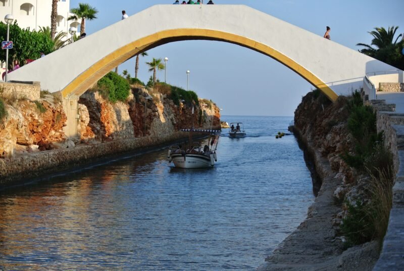 Le port de Ciutadella de Minorque avec ses bateaux et son pont en arc