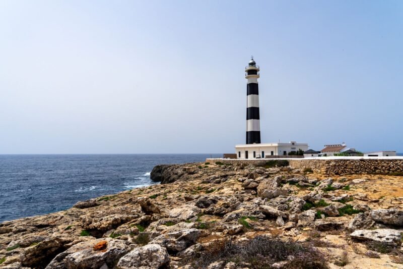 Phare de Cap d'Artrutx sur la côte rocheuse de Minorque