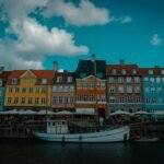 Maisons colorées et bateaux sur le canal de Nyhavn à Copenhague