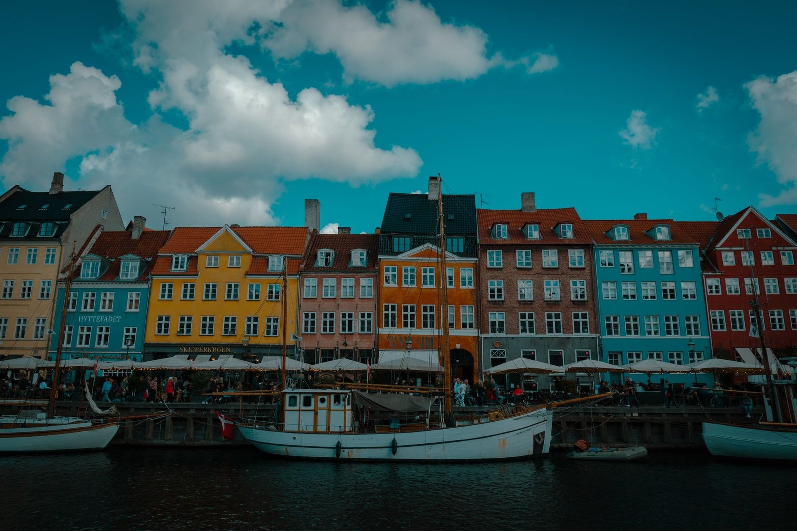 Maisons colorées et bateaux sur le canal de Nyhavn à Copenhague