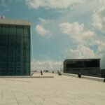 L'Opéra d'Oslo vu en grand angle, avec des promeneurs sur son toit en pente