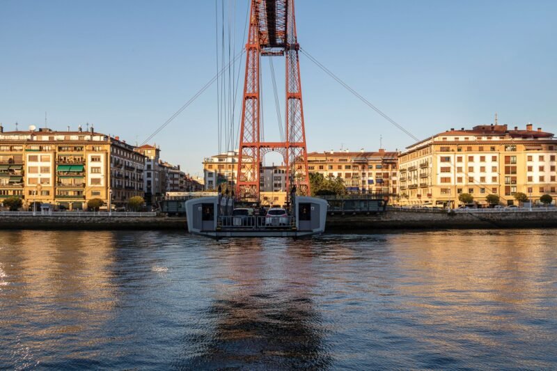 Le pont de Biscaye et sa nacelle suspendue au-dessus de la ria au coucher du soleil