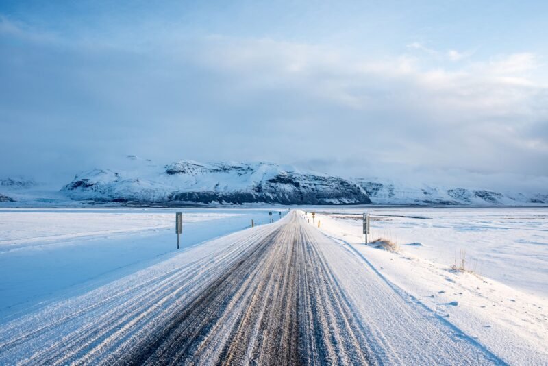 Route enneigée menant vers les montagnes près de Vík, dans le sud de l'Islande, en hiver