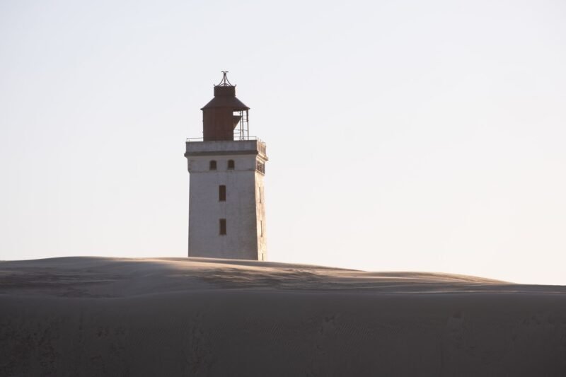 Le phare de Rubjerg Knude au milieu des dunes de sable, dans le nord du Danemark