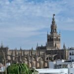 La Giralda et la cathédrale de Séville sous un ciel bleu