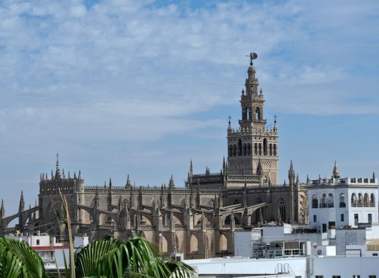 La Giralda et la cathédrale de Séville sous un ciel bleu