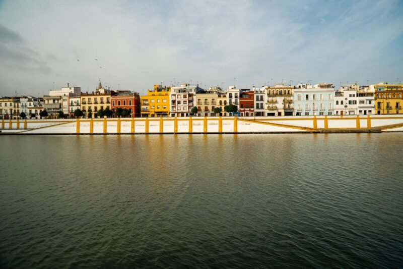 Façades colorées de la calle Betis à Triana, au bord du Guadalquivir