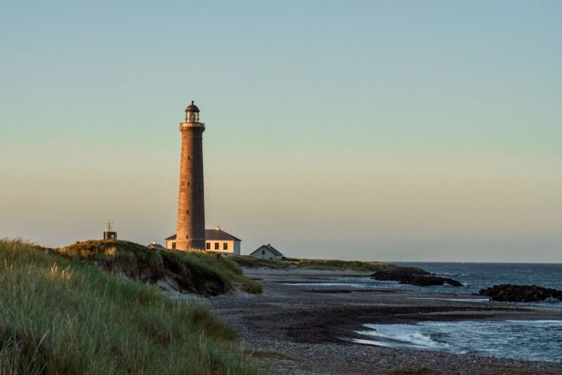 Le phare gris de Skagen au coucher du soleil, au nord du Jutland