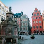 Les maisons colorées et la fontaine de Stortorget, dans la vieille ville de Stockholm