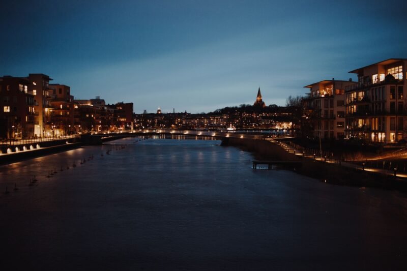 Les façades illuminées de Södermalm au bord de l'eau à Stockholm le soir