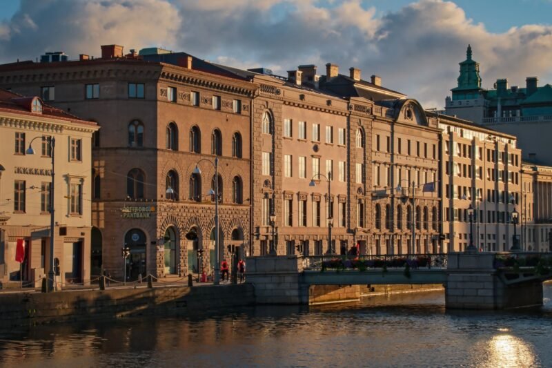 Des façades anciennes au bord d'un canal du centre de Göteborg, éclairées par le soleil du soir